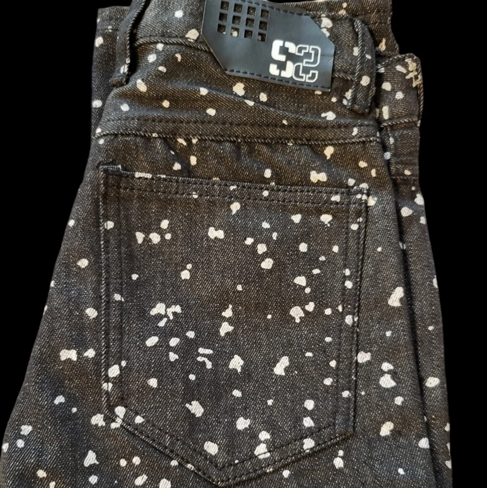 NWT Sacred Crown size 12 slim Black Premium black with Grey splatter paint